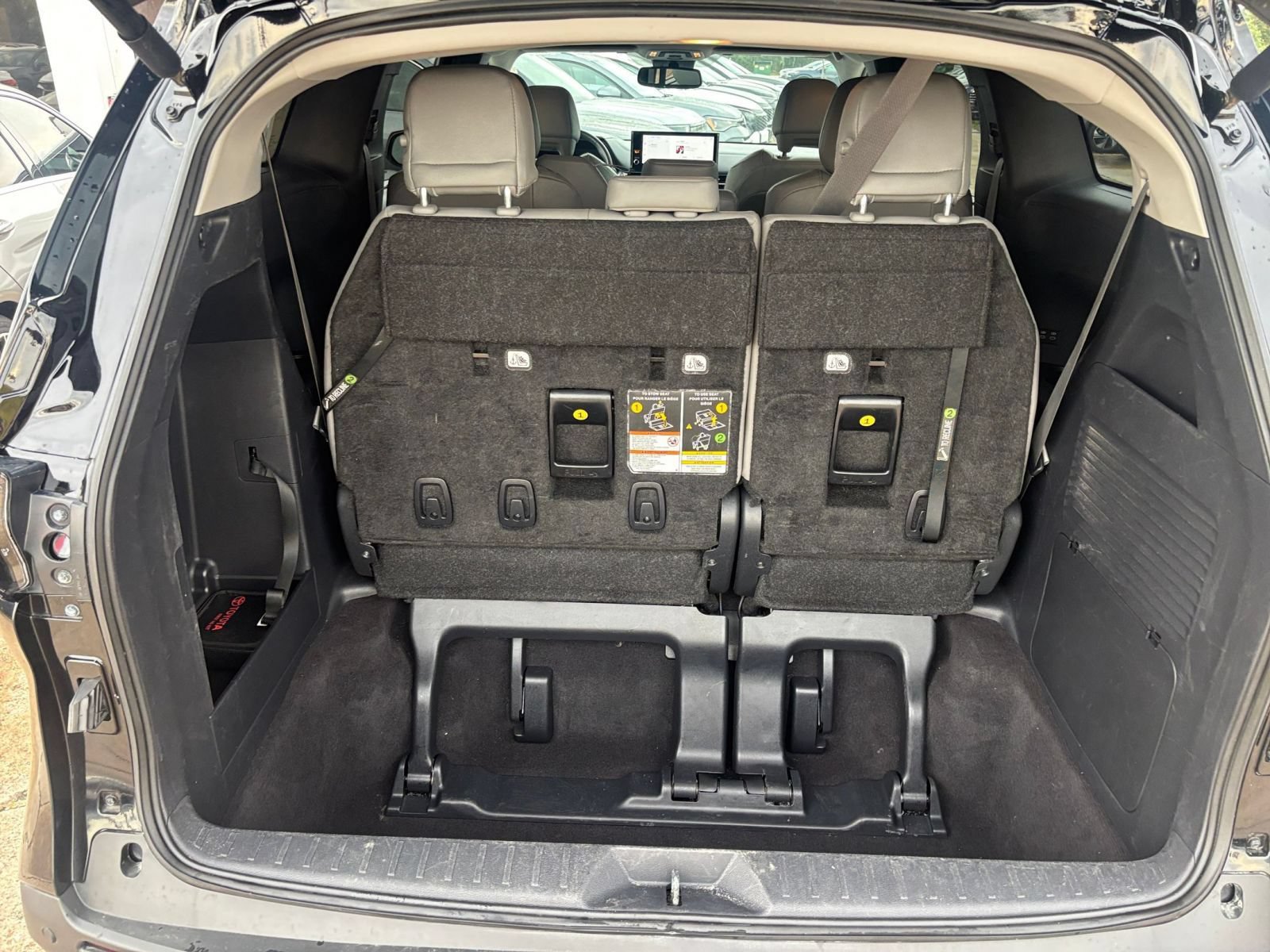 Used 2025 Toyota Sienna XLE FWD image 33