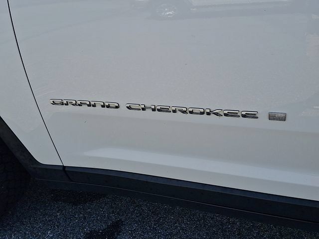 Used 2023 Jeep Grand Cherokee Laredo w/ Luxury Tech Group I AWD/4WD image 31
