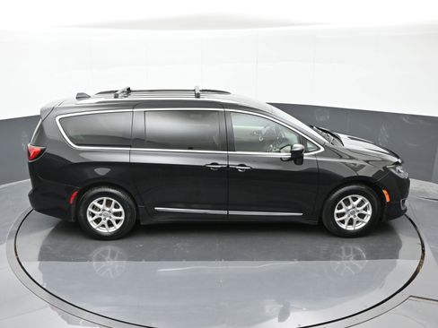 Used 2020 Chrysler Pacifica Touring-L image 37