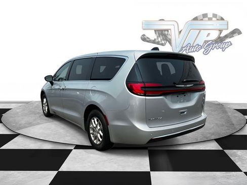 Used 2026 Chrysler Pacifica Select FWD image 4