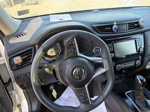 Used 2018 Nissan Rogue SV image 13