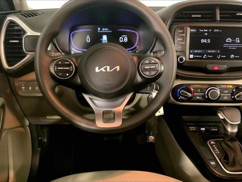 Used 2025 Kia Soul LX image 5