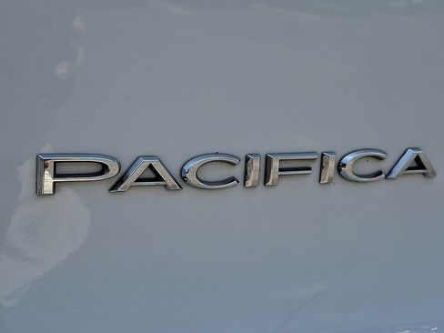 Used 2022 Chrysler Pacifica Touring-L FWD image 32