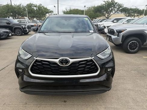 Used 2025 Toyota Highlander LE image 2
