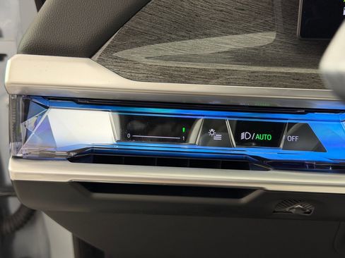 Certified 2023 BMW 740i w/ Parking Assistance Package image 30