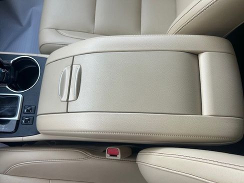 Used 2019 Toyota Highlander XLE image 18