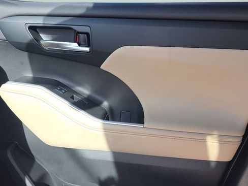 Used 2023 Toyota Highlander XLE image 21