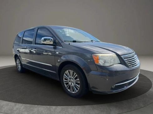 Used 2014 Chrysler Town & Country Touring-L FWD image 3