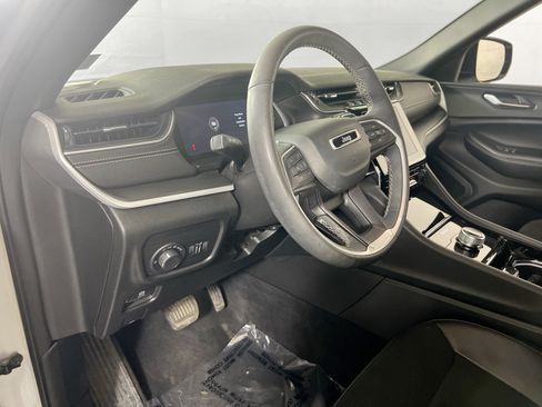 Used 2023 Jeep Grand Cherokee L Laredo AWD/4WD image 9