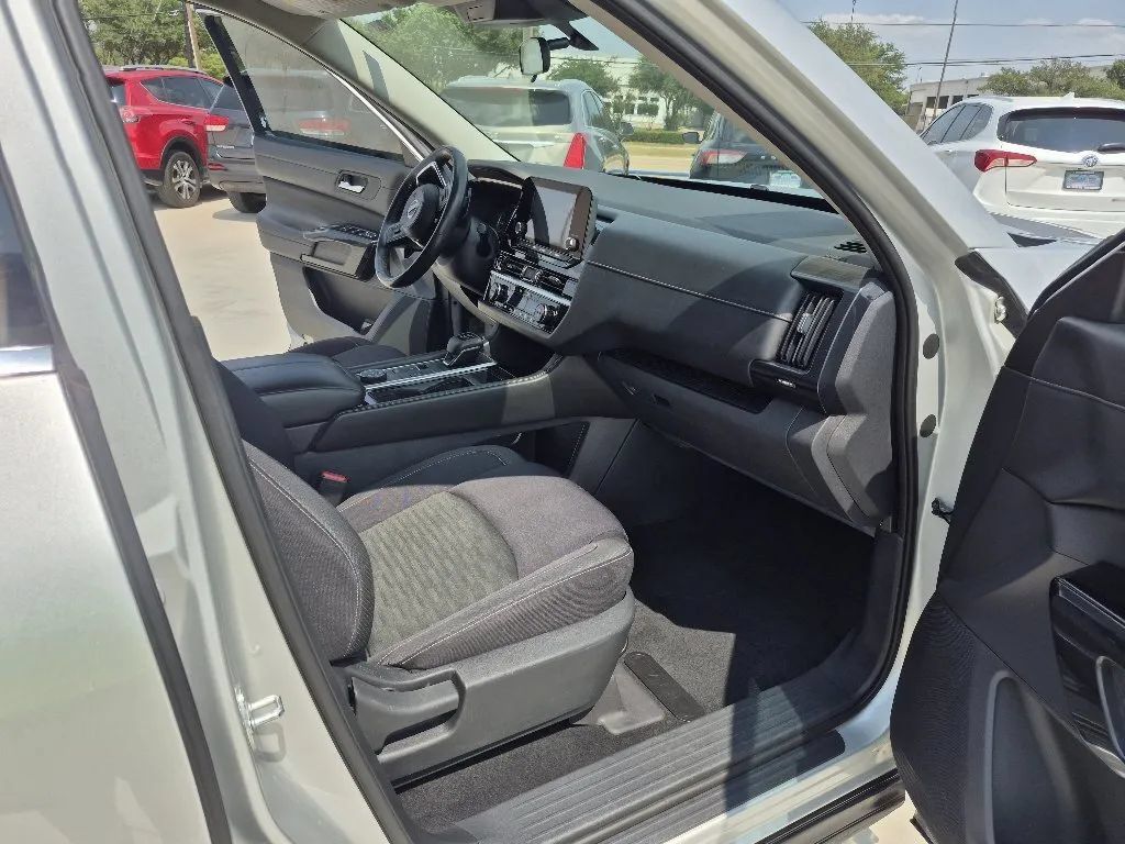 Used 2022 Nissan Pathfinder SV AWD/4WD image 17