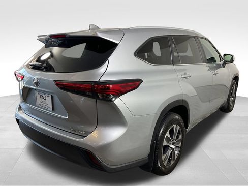 Used 2023 Toyota Highlander XLE AWD/4WD image 9