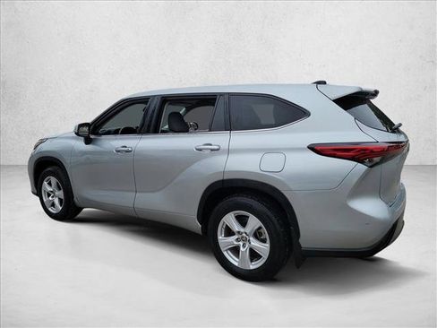 Used 2023 Toyota Highlander LE image 5