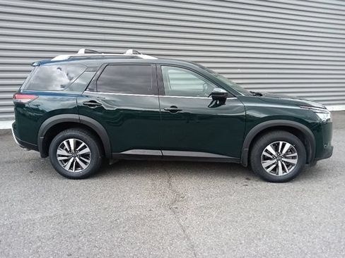 Used 2024 Nissan Pathfinder SL AWD/4WD image 2