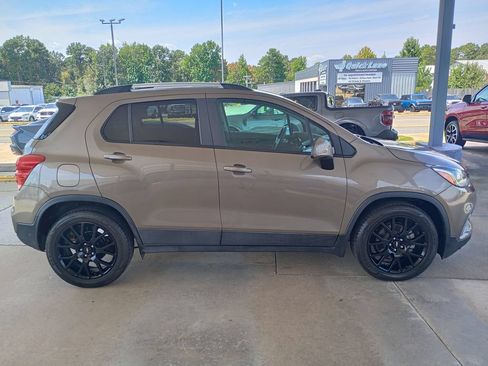 Used 2022 Chevrolet Trax LT w/ Sport Edition FWD image 6