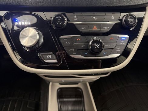 Used 2020 Chrysler Pacifica Touring-L image 19