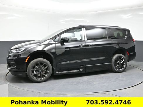 Used 2026 Chrysler Pacifica Select w/ S Appearance Package FWD image 12