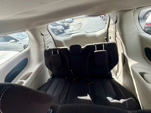 Used 2020 Chrysler Voyager L FWD image 11