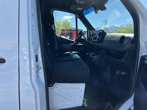 Used 2022 Mercedes-Benz Sprinter 2500 image 14