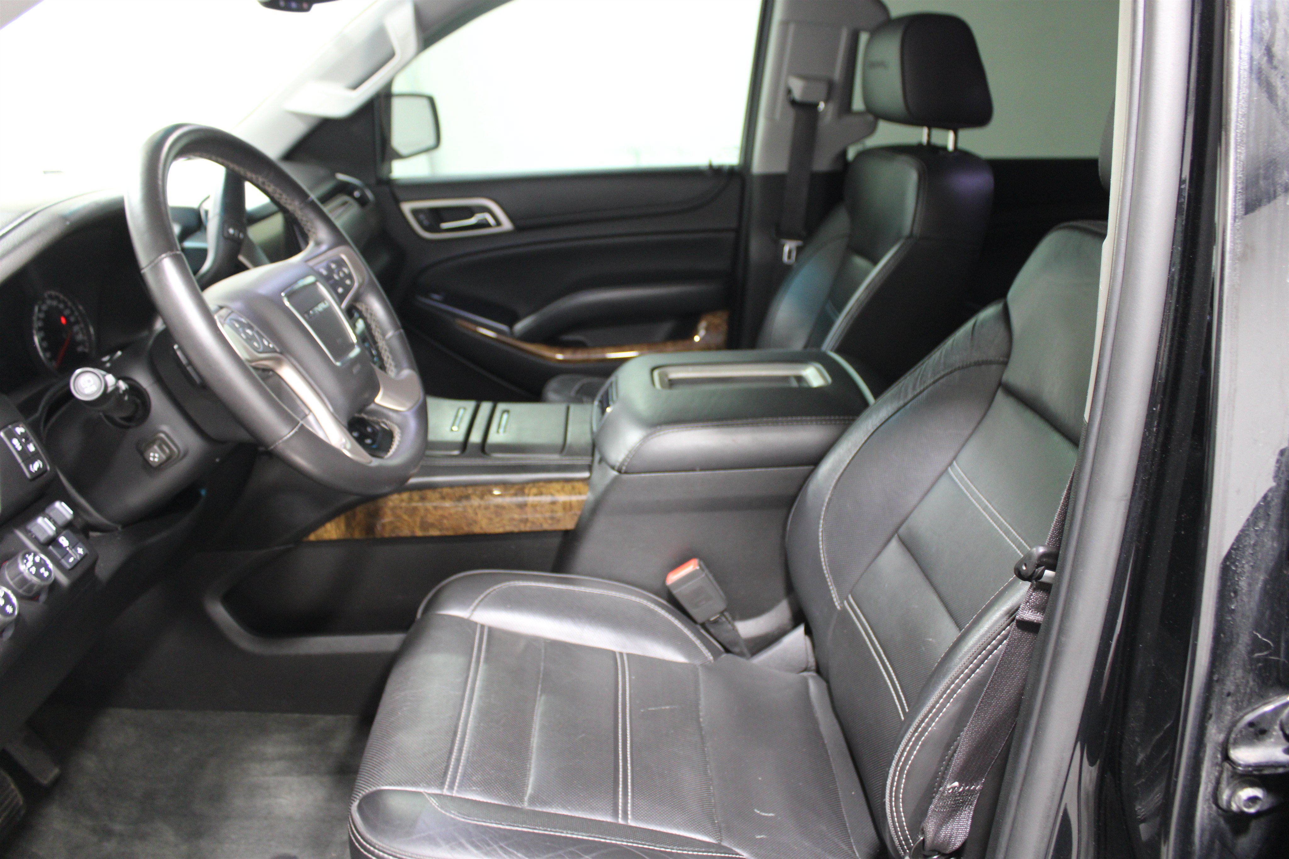 Used 2015 GMC Yukon Denali w/ Touring Package AWD/4WD image 12