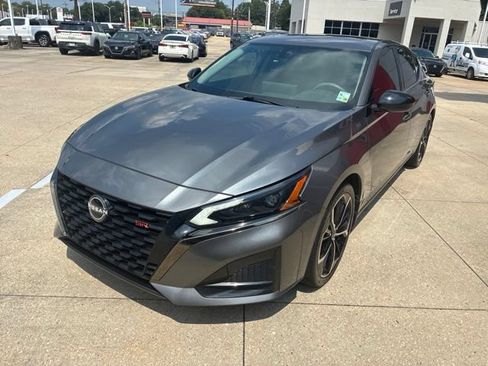 Used 2023 Nissan Altima 2.5 SR w/ SR Premium Package FWD image 3