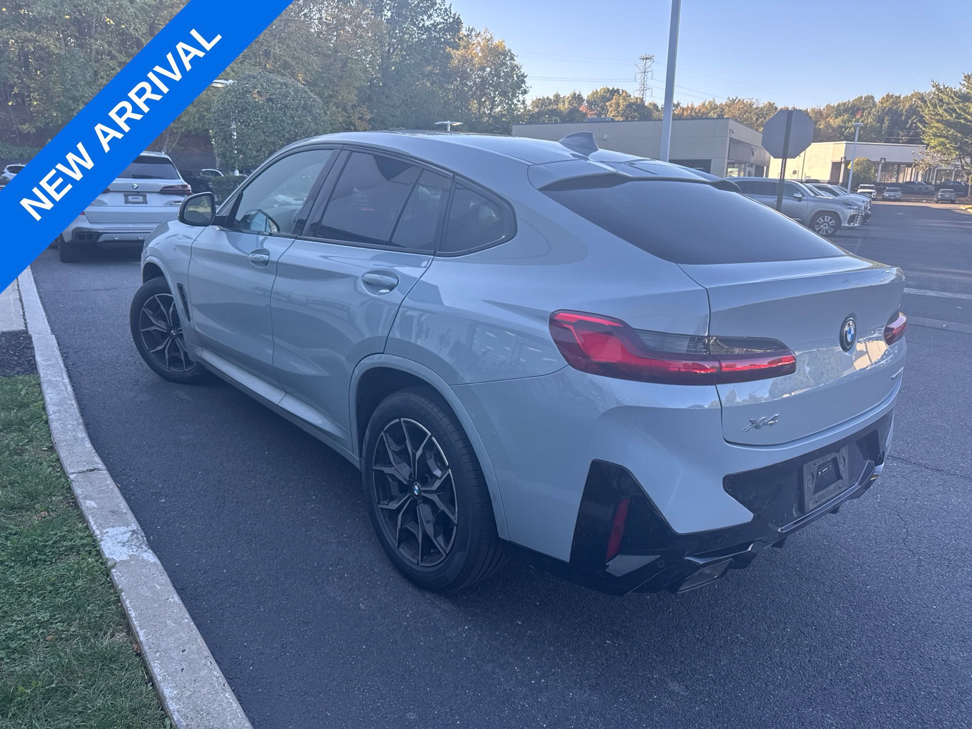 Used 2024 BMW X4 xDrive30i w/ M Sport Package AWD/4WD image 4