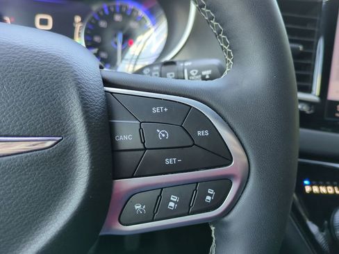 Used 2025 Chrysler Pacifica Select image 29