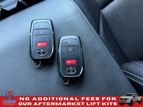 Used 2025 Toyota 4Runner SR5 AWD/4WD image 36