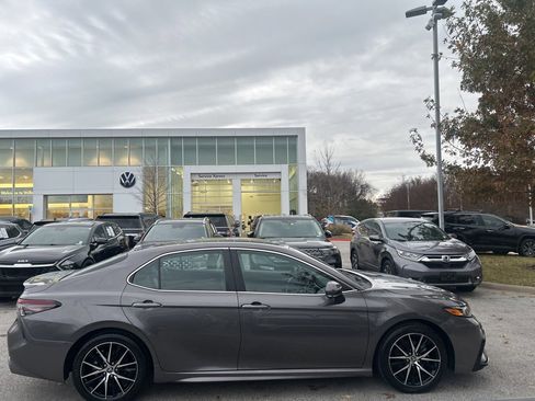 Used 2024 Toyota Camry SE image 2