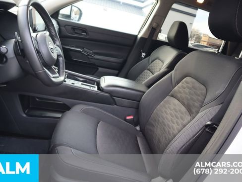 Used 2025 Nissan Pathfinder SV image 12