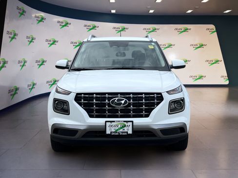 Used 2024 Hyundai Venue SEL image 2