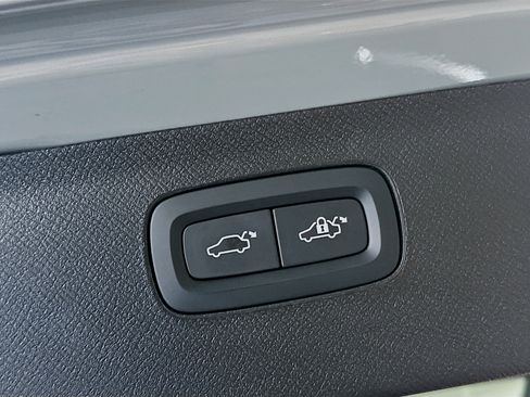 Used 2025 Volvo XC90 B6 Plus image 33