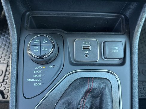 Used 2022 Jeep Cherokee Trailhawk image 25