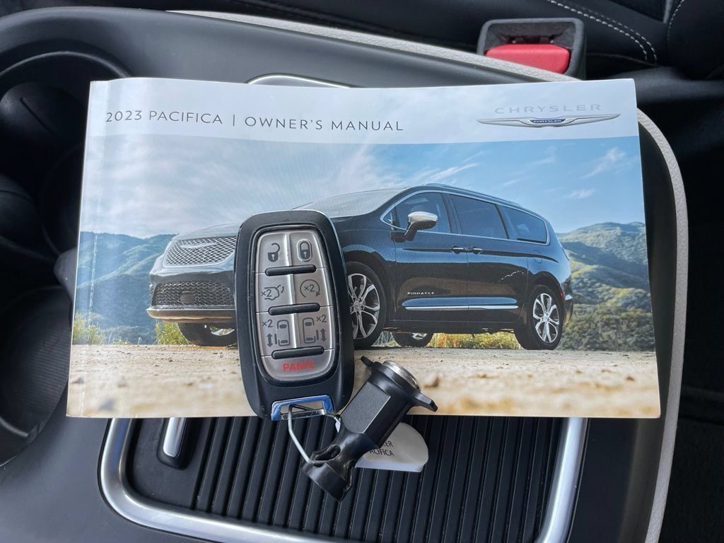 Used 2023 Chrysler Pacifica Touring-L FWD image 37