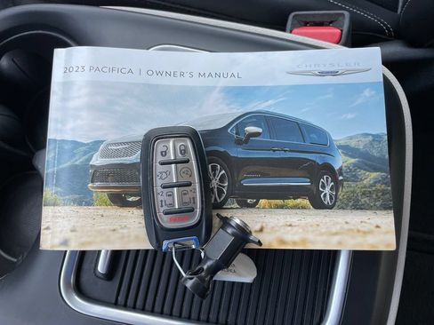 Used 2023 Chrysler Pacifica Touring-L FWD image 37
