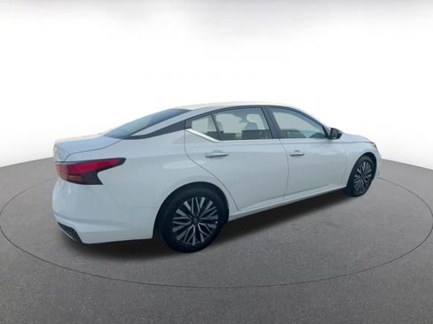 Used 2025 Nissan Altima 2.5 SV FWD image 14