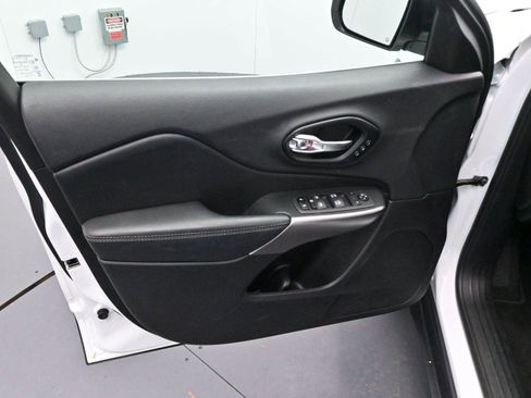 Used 2022 Jeep Cherokee Limited image 9