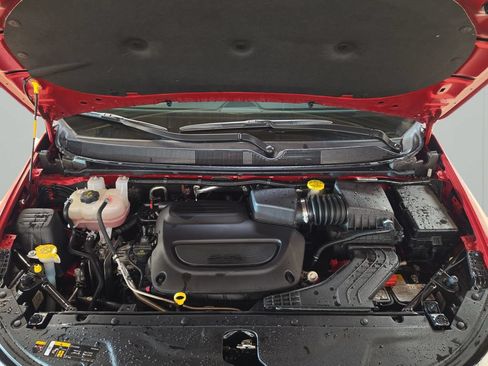 Used 2025 Chrysler Pacifica Select FWD image 9