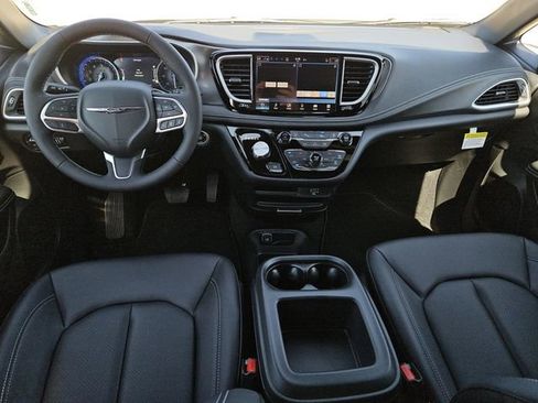 New 2026 Chrysler Pacifica Select image 5