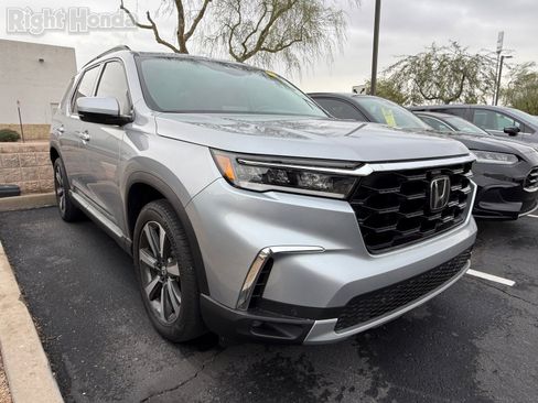 Certified 2025 Honda Pilot Touring image 5