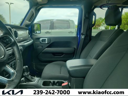 Used 2018 Jeep Wrangler Unlimited Sahara AWD/4WD image 7