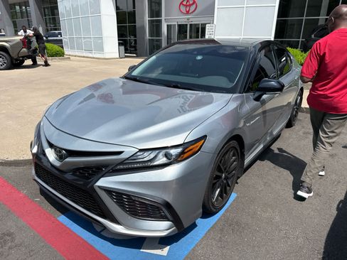 Used 2023 Toyota Camry XSE FWD image 6