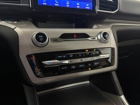 Used 2023 Ford Explorer XLT w/ Equipment Group 202A RWD image 34