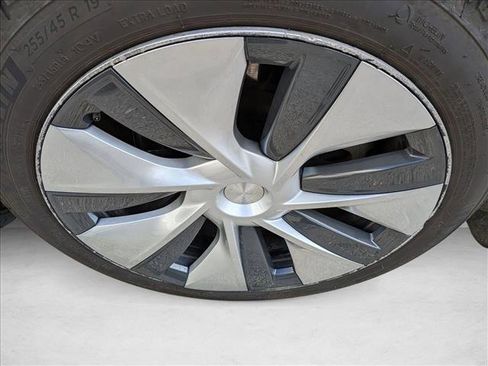 Used 2022 Tesla Model Y Long Range image 14