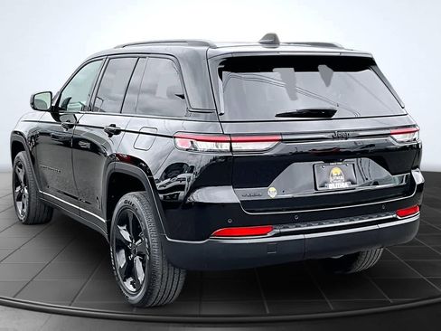 Used 2023 Jeep Grand Cherokee Altitude AWD/4WD image 4