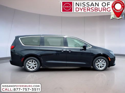 Used 2023 Chrysler Voyager LX FWD image 2