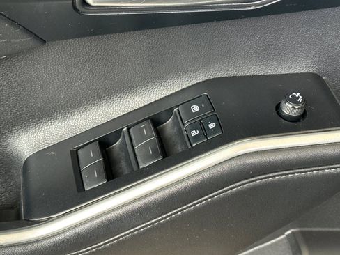 Used 2021 Toyota Highlander XLE image 17