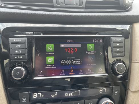 Used 2018 Nissan Rogue SV w/ Premium Package image 12