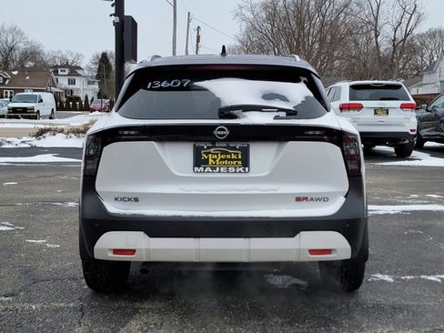 Used 2025 Nissan Kicks SR w/ SR Premium Package image 6