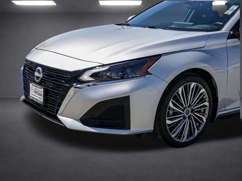 Used 2025 Nissan Altima 2.5 SL FWD image 10