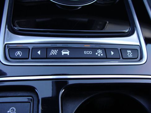 Used 2017 Jaguar XF Premium image 28